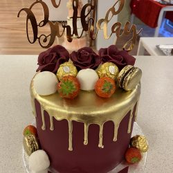 Gouden Macaron en Bruin Drip Cake