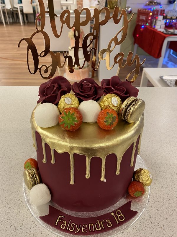 Gouden Macaron en Bruin Drip Cake