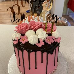 Roze en Zwarte Drip Cake